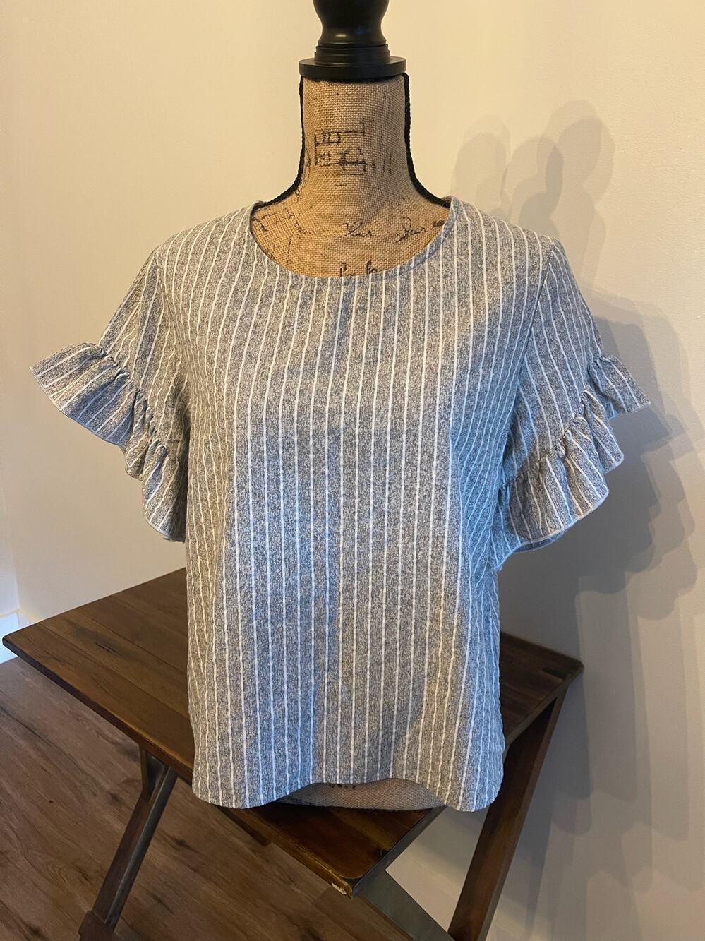 DREW gray and white pinstripe flutter sleeve top size Medium